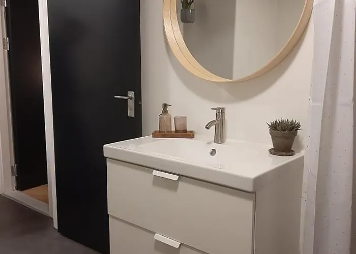 Mini-lejlighed Med Kokken - Deler Bad Og Toilet Med Nabolejlighed 3 דירה